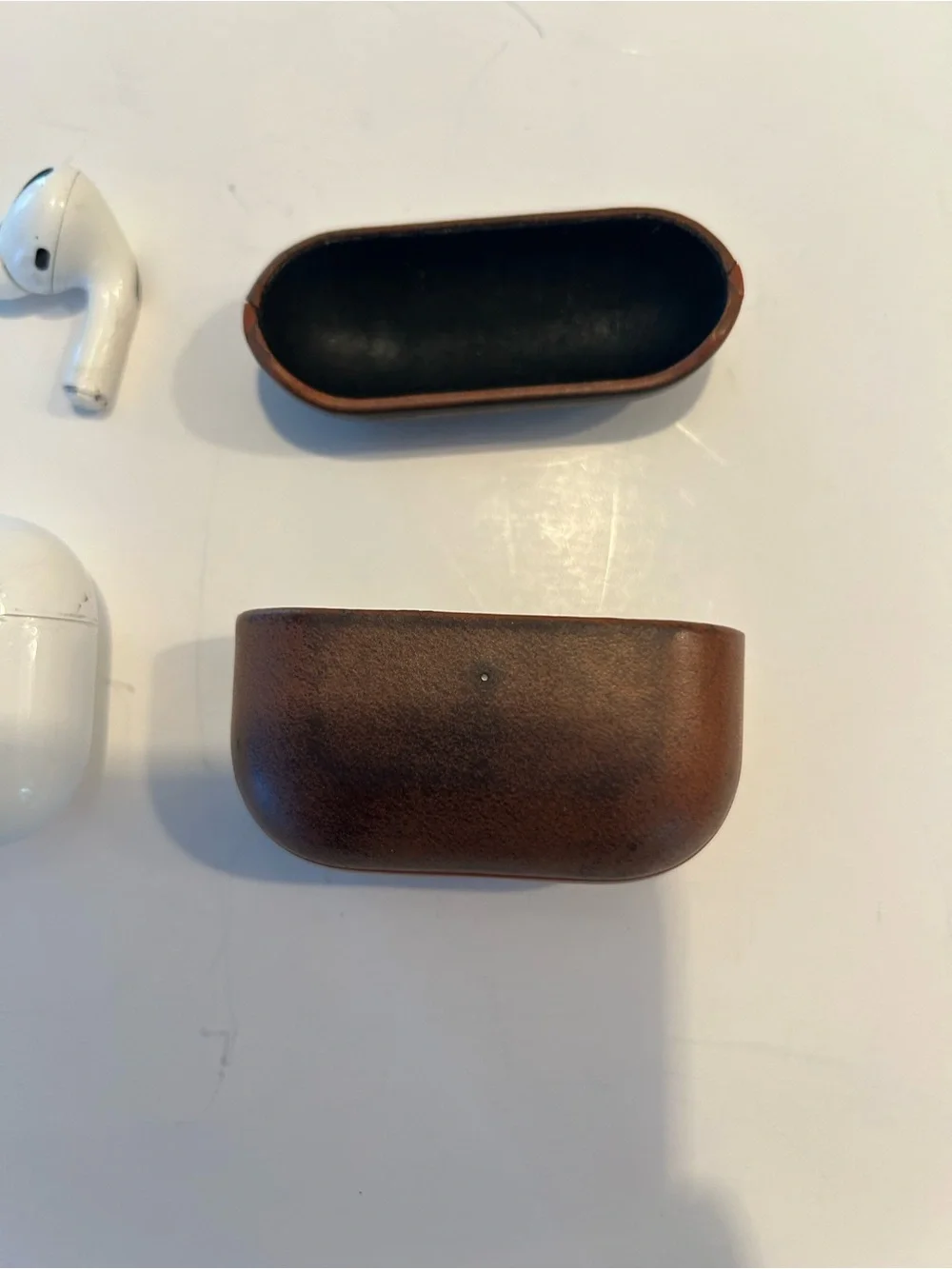 Apple AirPods Pro 2nd Generation/ MagSafe Wireless Charging Case /White